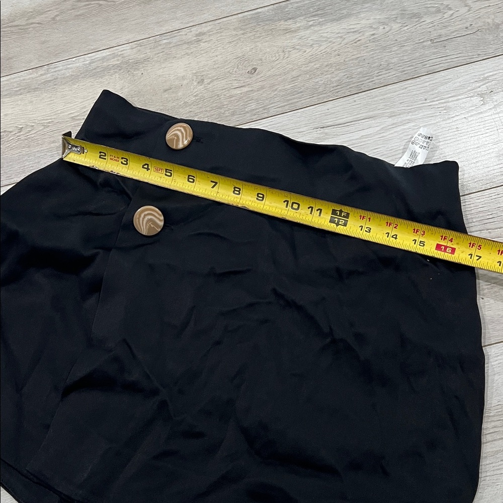 Brand new with the tag Zara Black Mini Skirt with Stylish Buttons!Gorgeous skirt - Picture 6 of 6